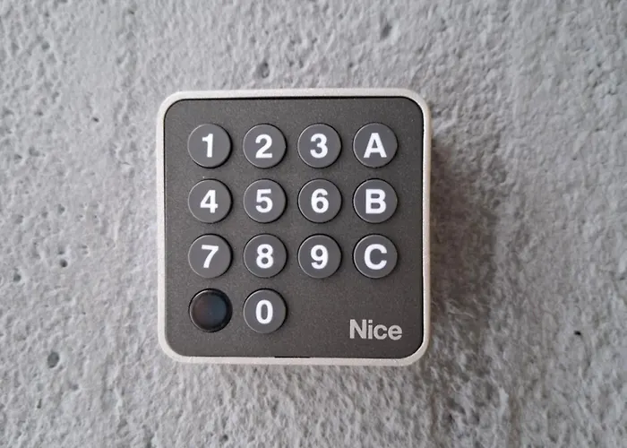 Snellmaninkatu 22 A, Yksityinen Pistokkeellinen Paikoitus Sisaeltyy Hintaan דירה